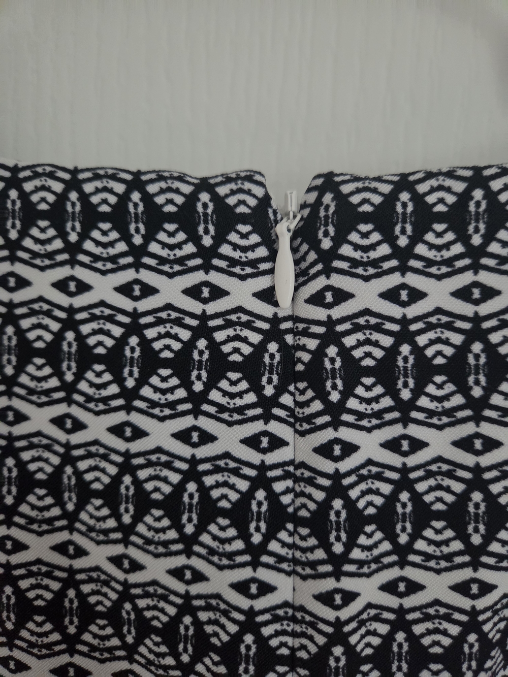 Sleeveless Black and Coral Patterned Shift Dress - Picture 8 of 9